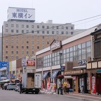 右の函館朝市の奥隣り
