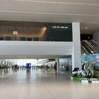 ターミナルからエスカレーターで昇る。4階のカフェが見える。