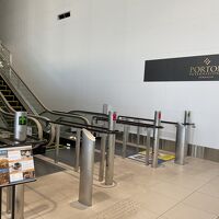 エレベーターはこのエスカレーターを乗らずに更に進むと右手に有