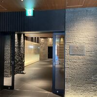 エスカレーターで昇った右手にホテル入口。左手にカフェ。