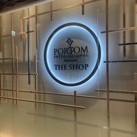 ショップにはガラス製品やアクセサリーが並ぶ