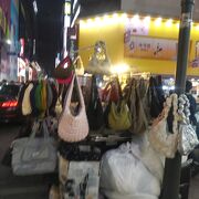 屋台などが通路にならびます
