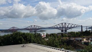 赤い鉄の恐竜「フォッシー」