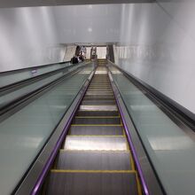 入口から改札階へエスカレーターで深く潜る