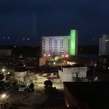 目の前のホテルに般若のライトアップ