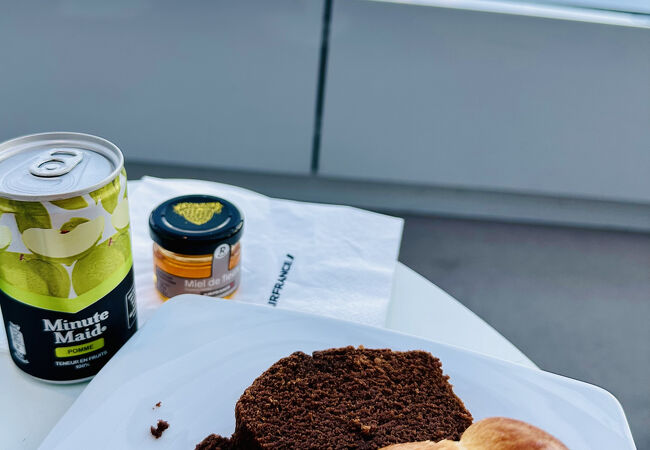 広くて明るい2フロアにわたる綺麗なラウンジ