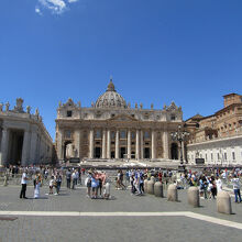 サンピエトロ広場から見た大聖堂