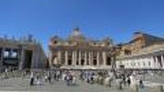 調和が取れた広大な広場