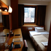 広くもなく狭くもないオールドスタイルな客室