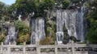 龍山寺 門前の滝