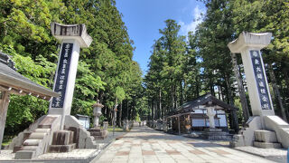 宗派を超えた真言宗の開祖、弘法大師の霊廟がある