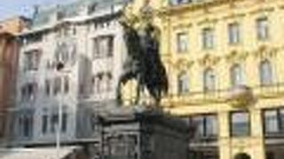 黒光りのする石の高い台座の足許では、地元の方か旅行者なのか、若者が大勢腰を下ろして休んでいました。