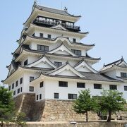 国重要文化財の保存建築物と復元された多くの建築物が整備されています