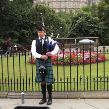 バグパイプを吹くパフォーマー