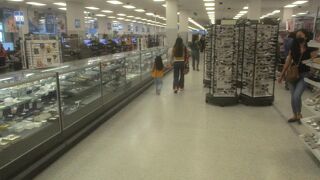 高価な商品はショーケース内で保存