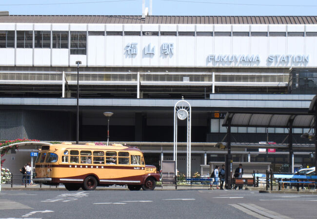 新幹線と長距離バスの発着があって、福山城が目の前です