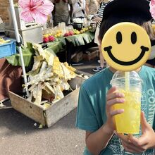 さとうきびをその場で絞ったジュースです