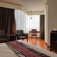 出窓部分にデスク、カーテンを開けると…窓ガラスが汚い