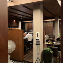 エレベーターの扉が開くと、右手にこの風景