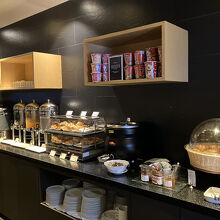 壁際にはパン・デニッシュ、スープ、韓国人用に辛ラーメン