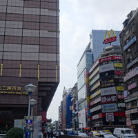 新光三越から見えるマックのビル５階がホテル