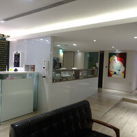 ５階のフロント、利用できる休憩エリアがあります