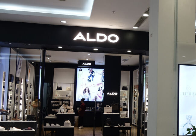 カナダ発のシューズ＆レザーグッズブランドのヴィンコムモール店