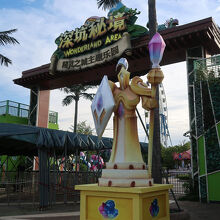 深坑秘境楽園のゲート。チケットブースは向かって左手にあります