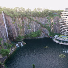 グラス・ウォークからの眺めの一部。滝は人工物。
