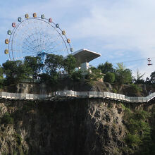 ホテルからもグラス・ウォークと観覧車が見えます。