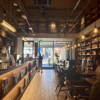 ロビー、兼フロント兼カフェ