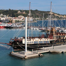 帆船風のクルーズ船も停泊していたザキントス港。