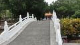 白い橋を超えると・・・