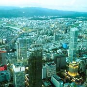 台北101展望台;灯りの中心街と遠望の山々の夕方