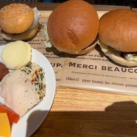 朝食のパンはパサパサで美味しくない。