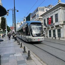 トラムと後方に駅