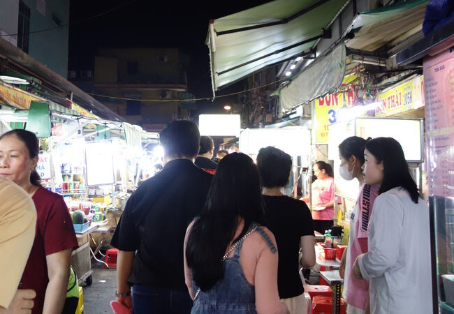 ホーチミン10区にある元気なナイトマーケット