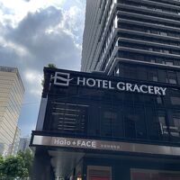 歩道渡って直ぐに入口エントランスは3F