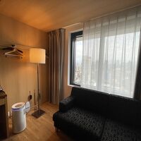 クローゼットでなく部屋の角にハンガー