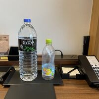1Lの水が置いてあります（いろはすはサイズの参考に）