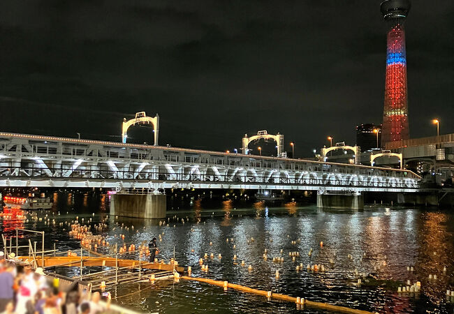 2024年8月10日（土）『隅田川とうろう流し』 贈り灯“おくりび”が水面の上を揺らめきながら漂う(o*´_　_)o)