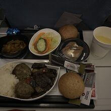 東京発の機内食　紙コップの飲み物は白ワイン
