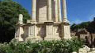 ３本の列柱が残されている神殿