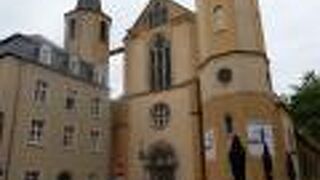 ネオロマネスク様式の美しい建物を擁する聖アルフォンソ教会