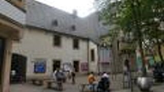 古い教会のように見えるカプシン劇場