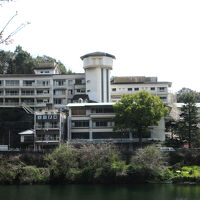 錦川から見たホテル