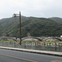 ホテルの前の道から見た錦帯橋