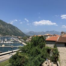 右の方が地中海へ通じる方角です