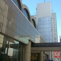 伊勢佐木町の繁華街にある好立地です。