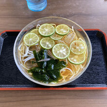 海鮮丼はどこにでもありますが、すだちうどんはココにしかない。